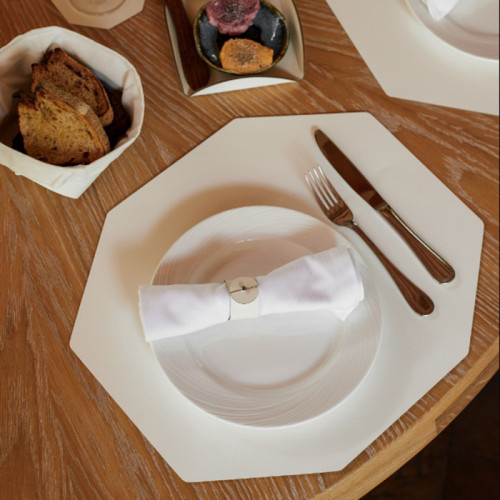 ADJ Шестиугольный плейсмат, 44,5x38 см., цвет: белый/панна котта